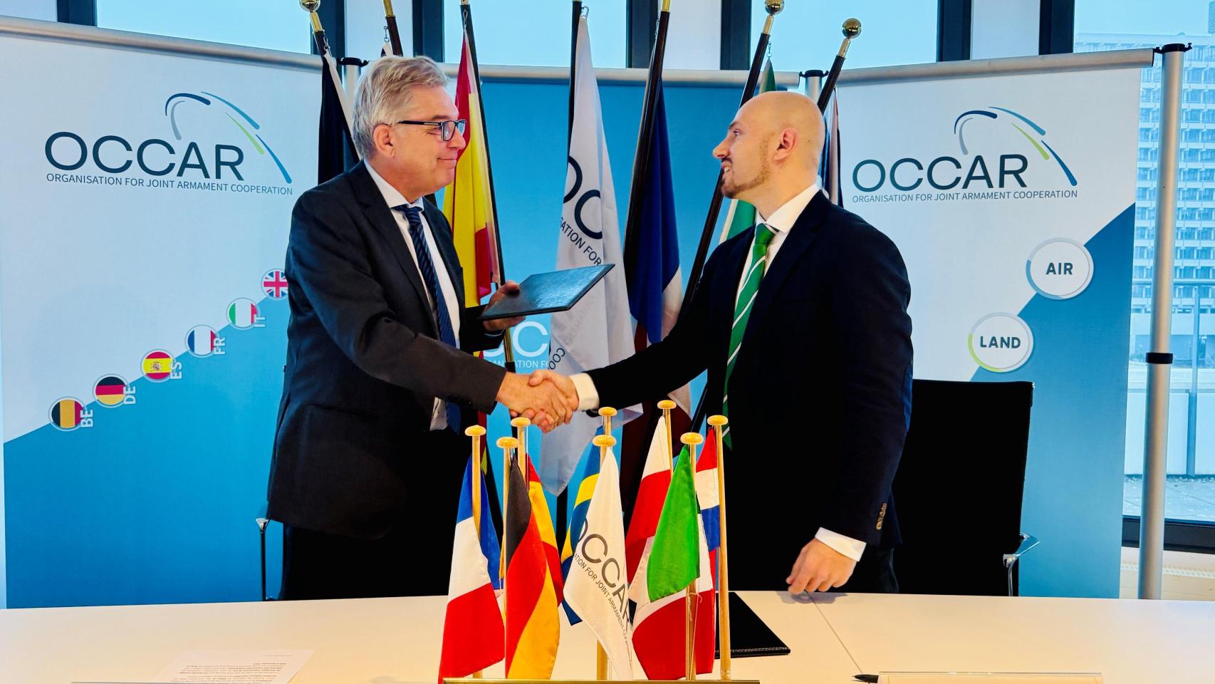 Joachim Sucker, director de OCCAR (izq), junto a Jesús Hortal Escolano, jefe de desarrollo de negocio de Indra