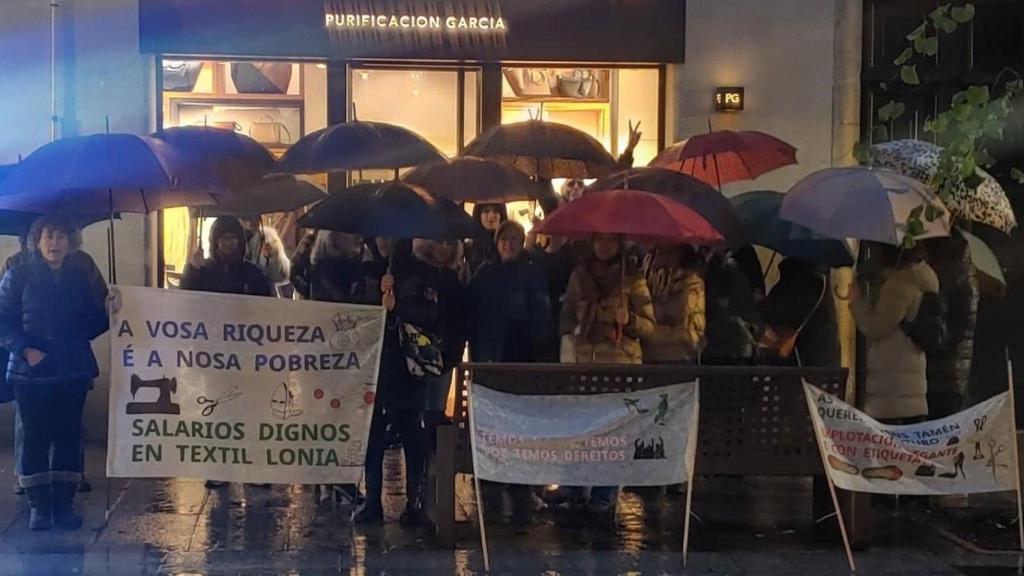 Trabajadores de Texil Lonia se concentran frente a una tienda de Purificación García en Ourense