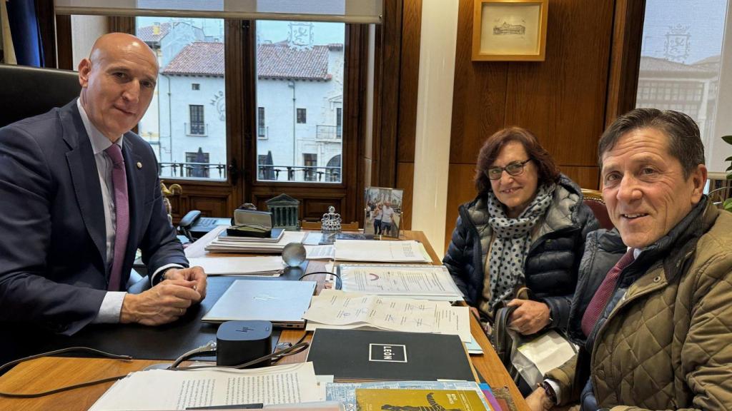 José Antonio Diez junto a Mariví Gutiérrez y Carlos Prieto, de la Plataforma en Defensa de FEVE, el día que firmó la declaración contra el enterramiento de las vías