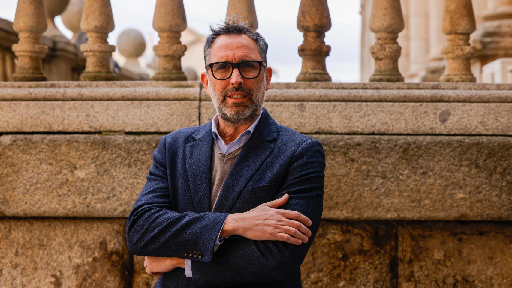 Iñaki Jiménez posa para este periódico a las puertas del Ayuntamiento de Toledo.