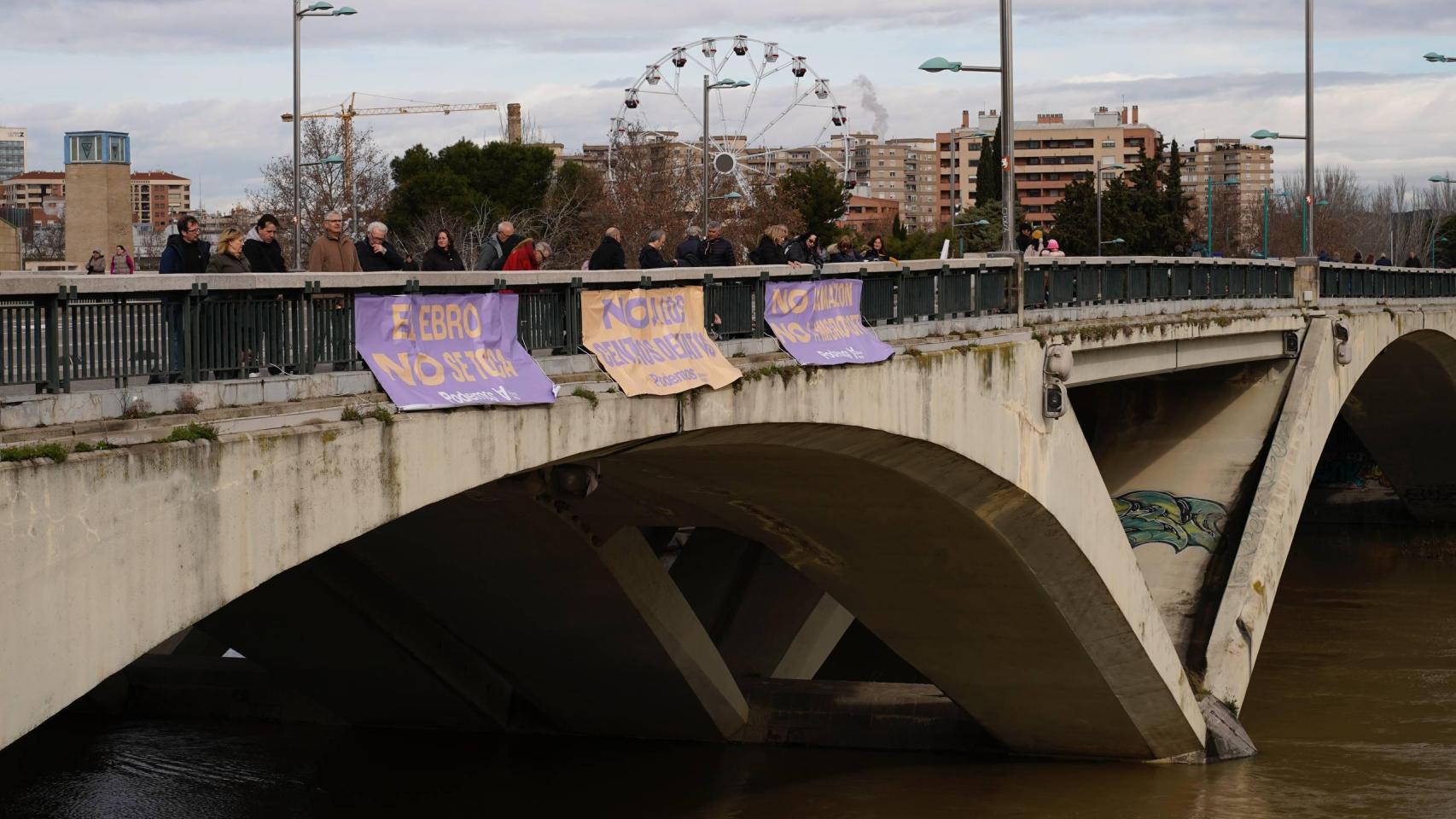 Carteles colocados por Podemos en un puente de Zaragoza