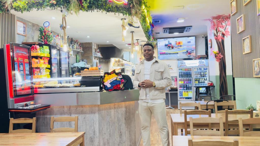 Diego Tejada en su bar-restaurante.