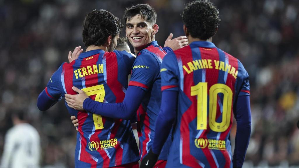 Gerard Martín y Ferran Torres celebran un gol contra el Albacete ante la mirada de Lamine Yamal.