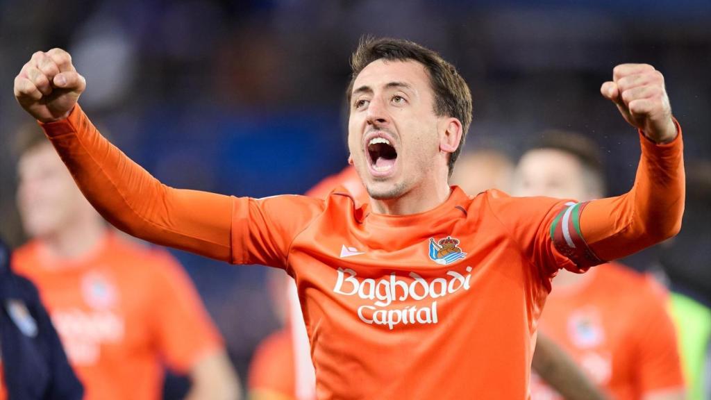 Mikel Oyarzabal celebra la clasificación de la Real Sociedad contra el Alavés.