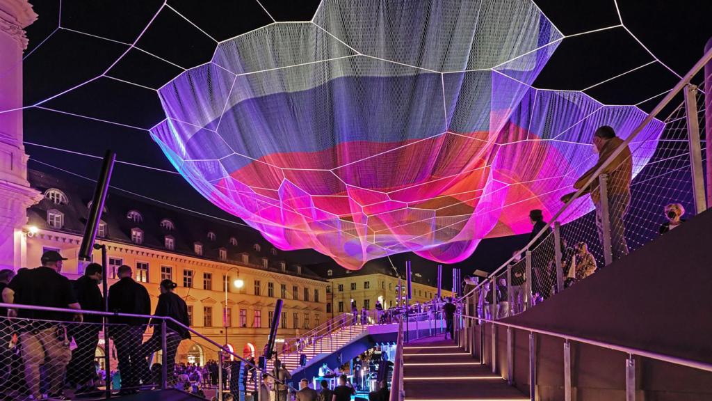 La obra 'Earthtime 1.26' de la artista Janet Echelman.