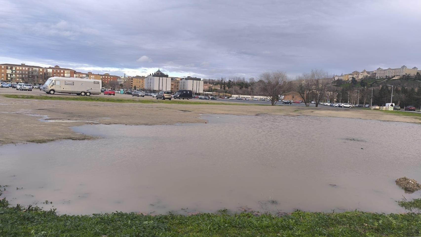 Charcos en la zona del aparcamiento disuasorio.
