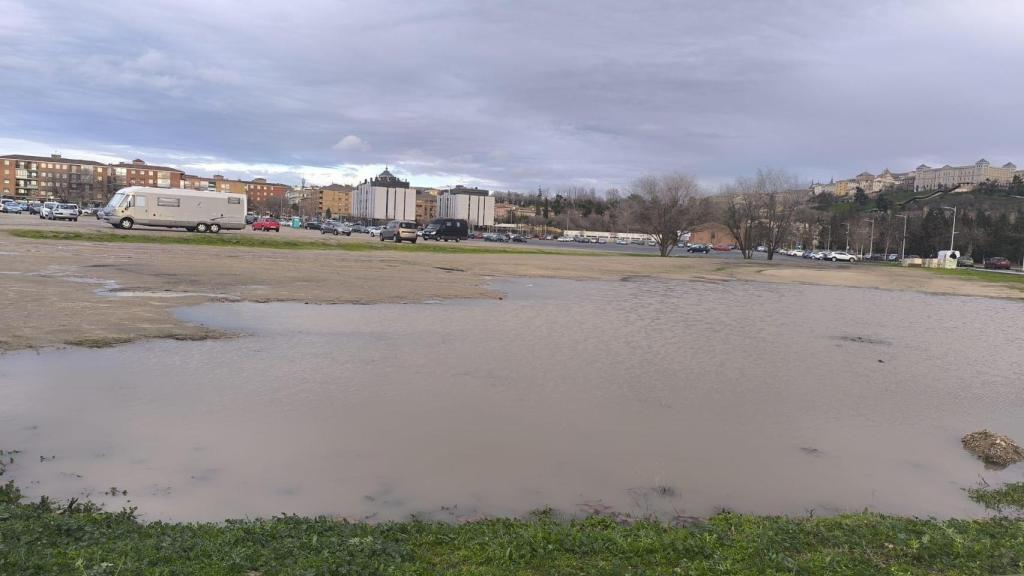 Charcos en la zona del aparcamiento disuasorio.