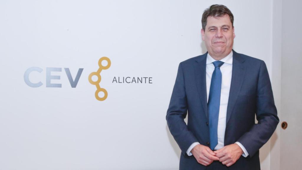 El presidente de CEV Alicante, César Quintanilla, en la sede de patronal.