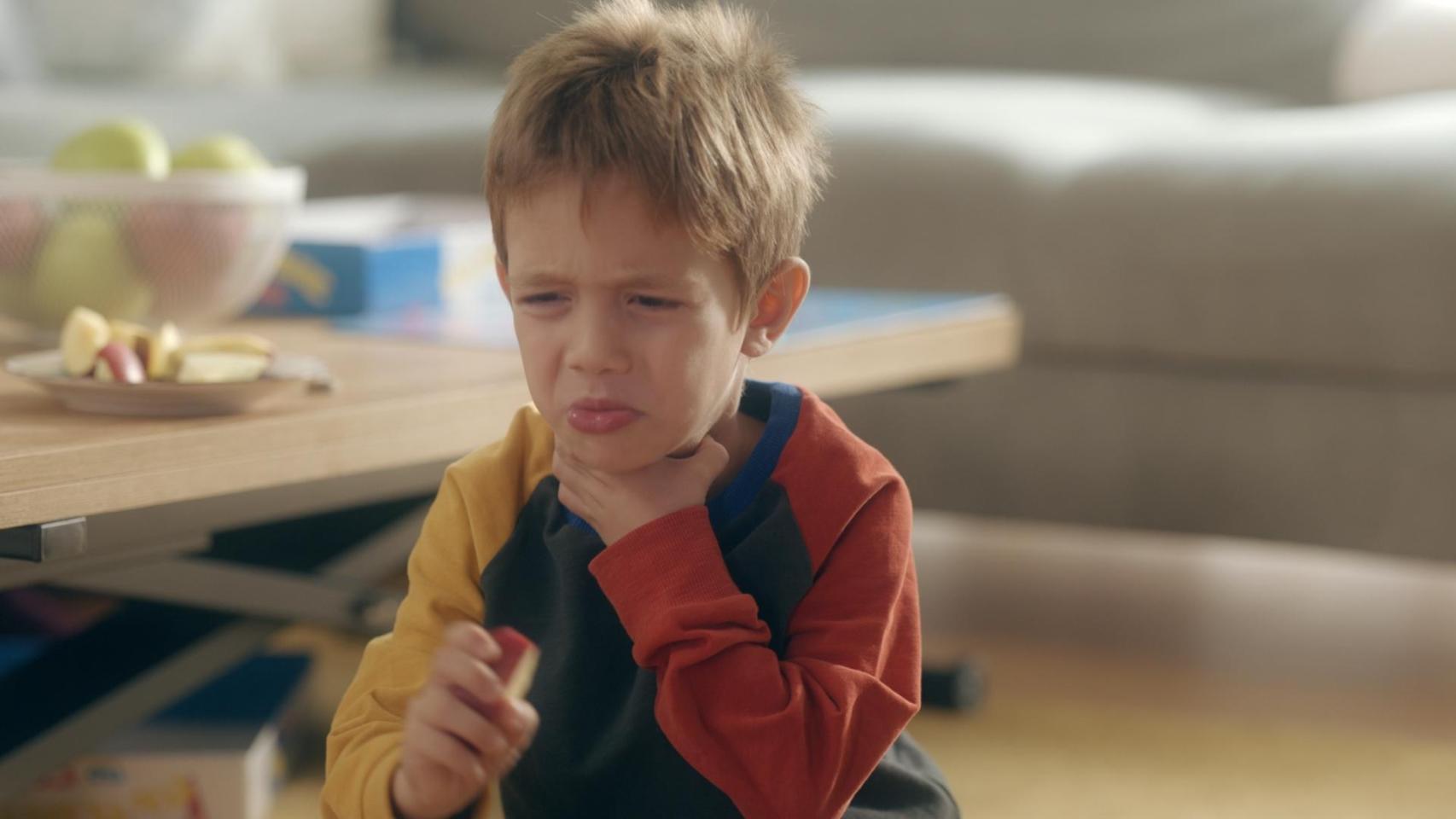 Un niño con molestias en la garganta