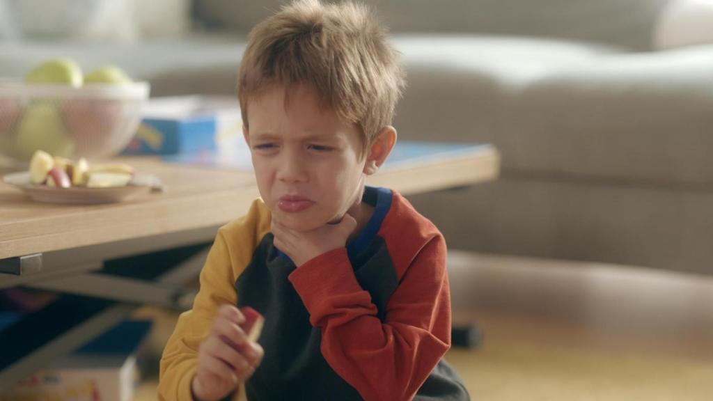 Un niño con molestias en la garganta