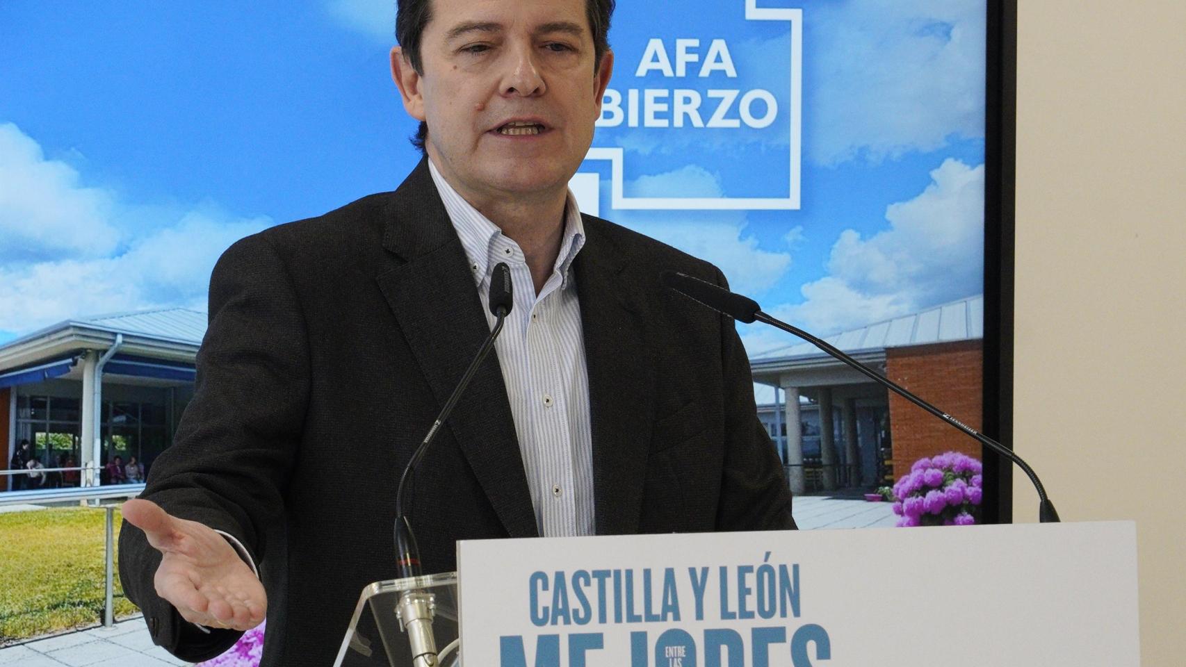 El presidente del Partido Popular de Castilla y León y candidato a la Presidencia de la Junta, Alfonso Fernández Mañueco, durante su visita a la Asociación de Alzheimer Bierzo (AFA)