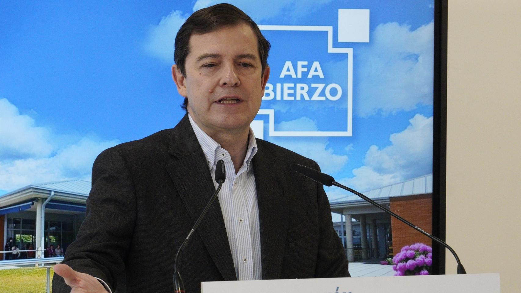 El presidente del Partido Popular de Castilla y León y candidato a la Presidencia de la Junta, Alfonso Fernández Mañueco, durante su visita a la Asociación de Alzheimer Bierzo (AFA)