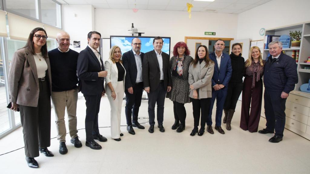 El presidente del Partido Popular de Castilla y León y candidato a la Presidencia de la Junta, Alfonso Fernández Mañueco, durante su visita a la Asociación de Alzheimer Bierzo (AFA)
