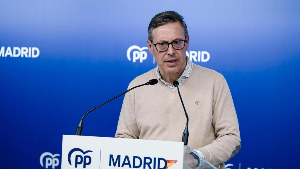 El secretario general del PP de Madrid, Alfonso Serrano, durante una rueda de prensa, en la sede del PP.