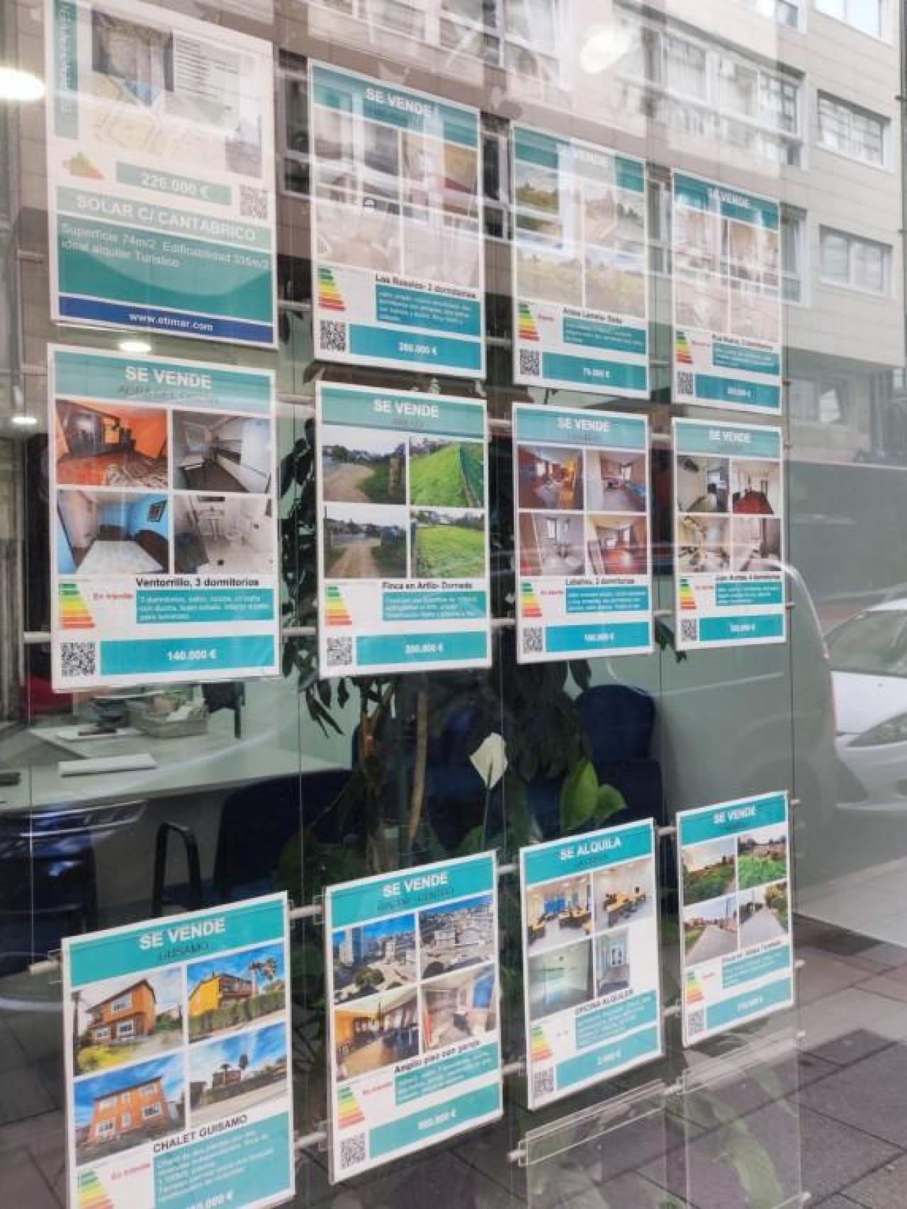 Anuncios en una agencia inmobiliaria.