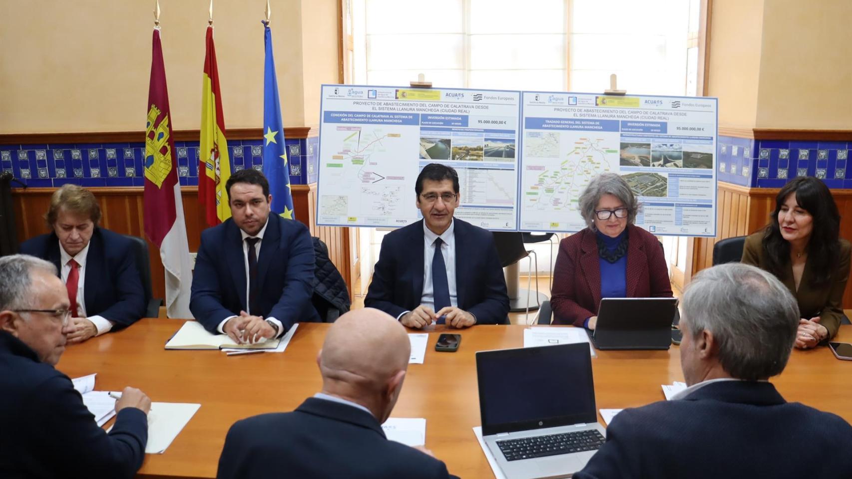 Imagen de la primera reunión de la comisión de seguimiento de la construcción de la tubería de la Llanura Manchega.