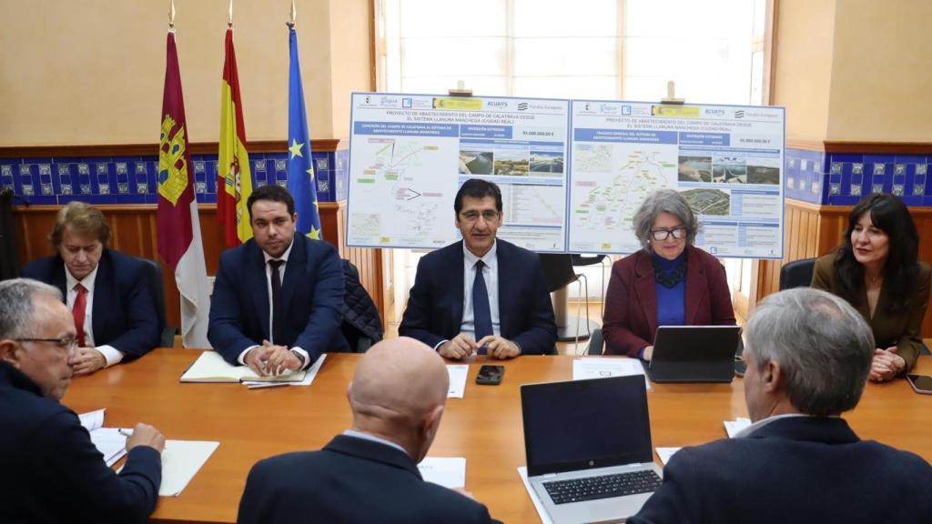 Imagen de la primera reunión de la comisión de seguimiento de la construcción de la tubería de la Llanura Manchega.