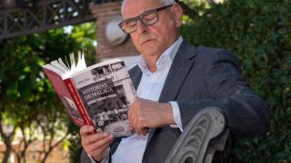 El escritor Antonio Hurtado, sosteniendo su libro.