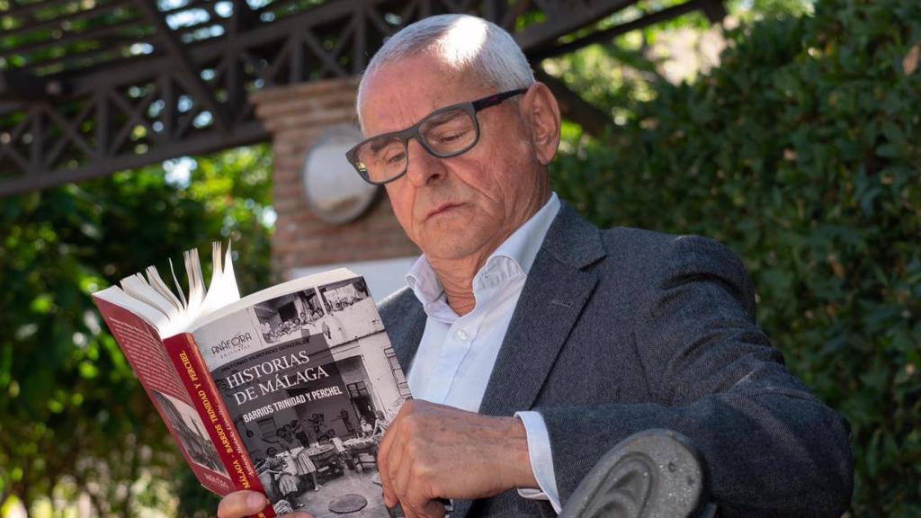 El escritor Antonio Hurtado, sosteniendo su libro.