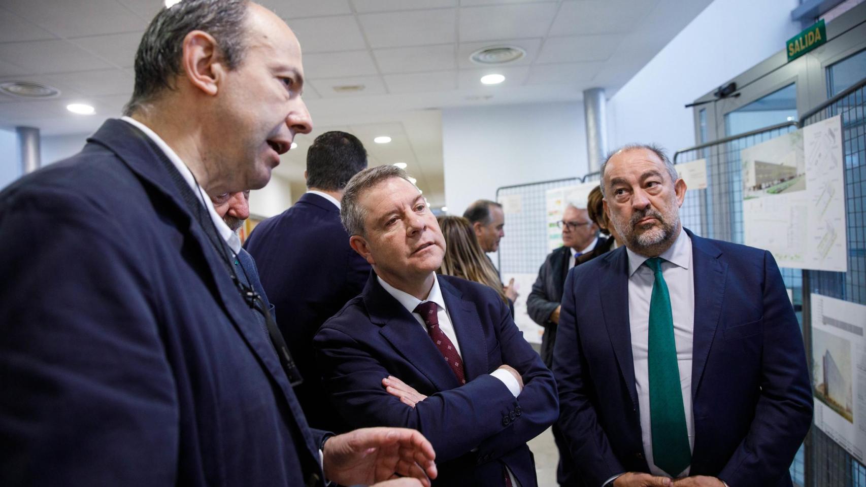 Emiliano García-Page y José Julián Garde observando los detalles del proyecto para la construcción del nuevo campus de la UCLM en Talavera de la Reina.