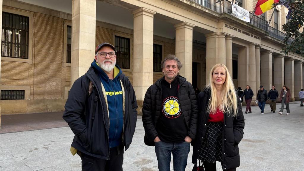 Hector García y Javier Embid, de CGT, y Angélica Mazo, de UGT a las puertas de la delegación de Gobierno