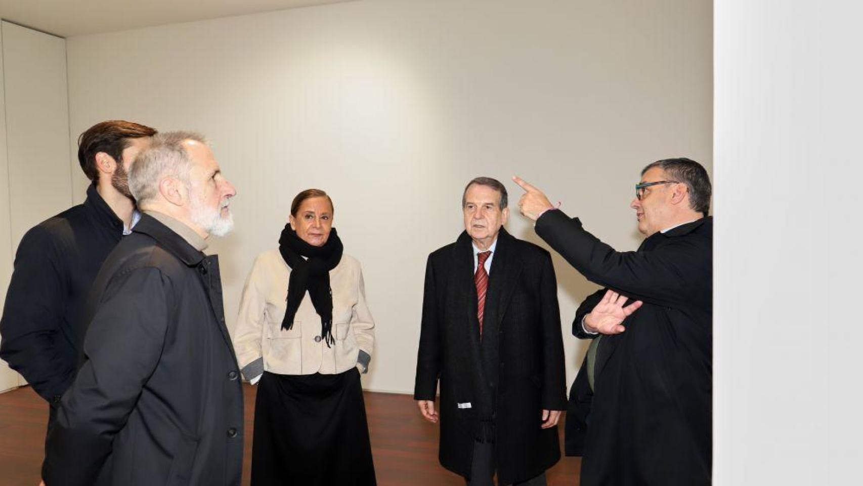 Caballero visita el remodelado espacio expositivo de la primera planta de la Casa de las Artes de Vigo