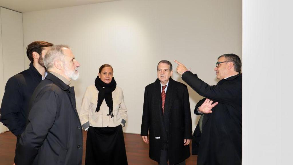 Caballero visita el remodelado espacio expositivo de la primera planta de la Casa de las Artes de Vigo