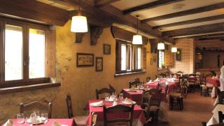 El restaurante de un pueblo de 300 habitantes que triunfa a 1 hora de Madrid: famoso por su cochifrito y sus asados