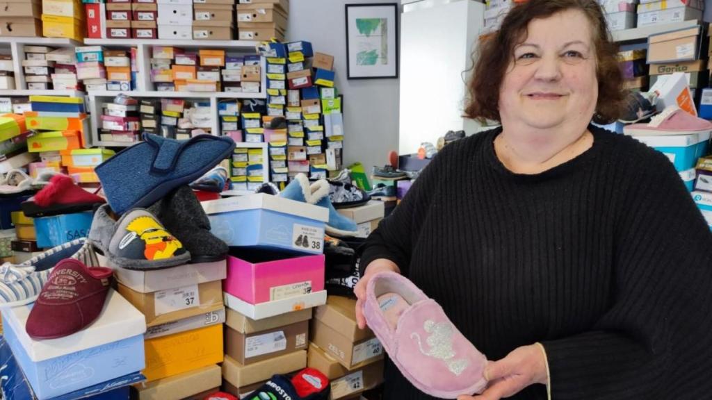 Mercedes Rodríguez entre zapatillas en MR, antigua Tojeiro, donde se jubila.
