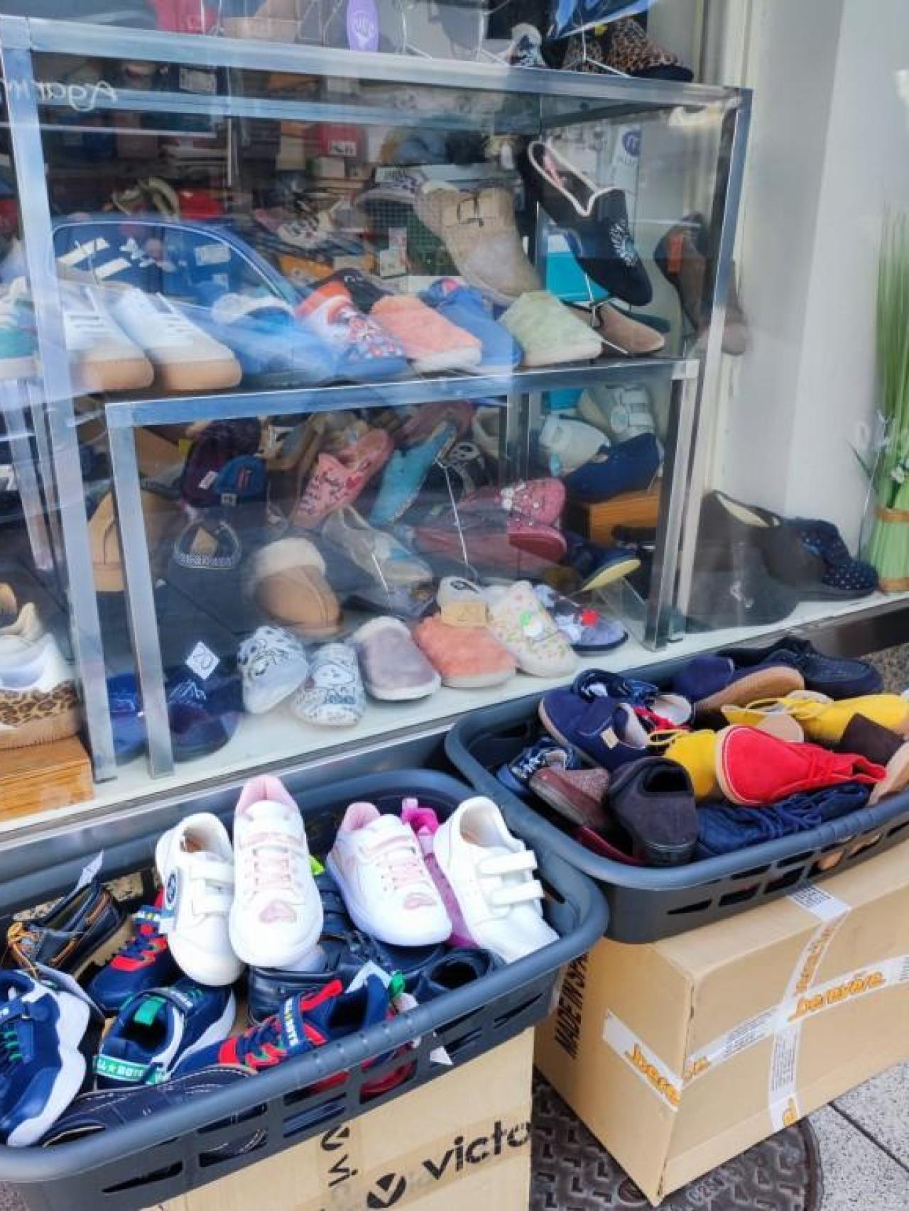 Calzado expuesto en el interior de MR en la calle Alfredo Vicenti de A Coruña.