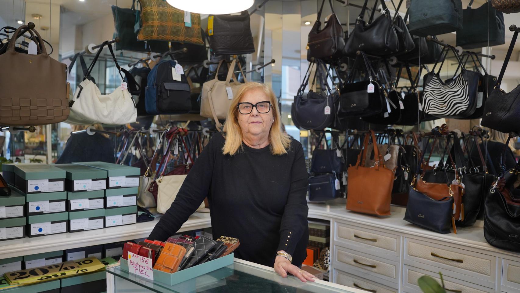 Mariví García, propietaria de Dover, la mítica zapatería del centro de Valencia.