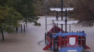 El Guadalquivir duplica su umbral en dos días y supera los cinco metros en Córdoba.