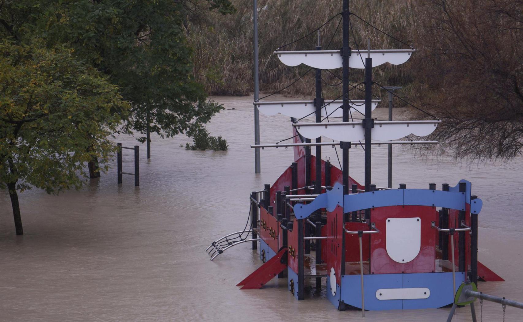 El Guadalquivir duplica su umbral en dos días y supera los cinco metros en Córdoba.