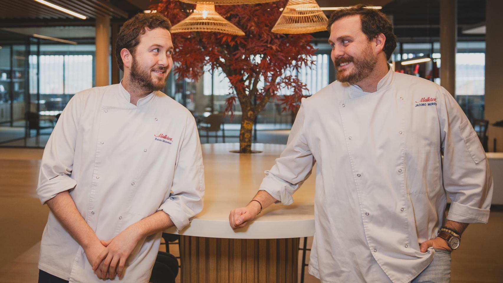 Pablo (izq.) y Jacobo Moreno, directores de producción de Pastelería Mallorca, en su obrador central, en Vicálvaro.