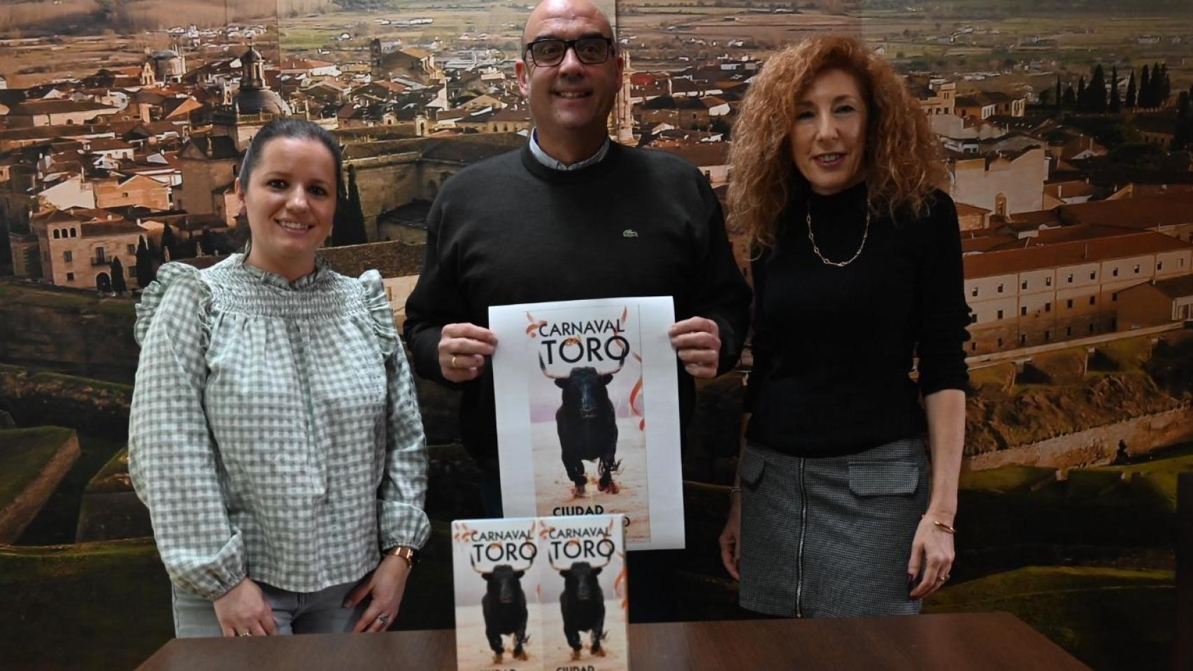 El teniente de alcalde y presidente de la Comisión Taurina, Ramón Sastre, durante la presentación del folleto del Carnaval del Toro de Ciudad Rodrigo, este viernes