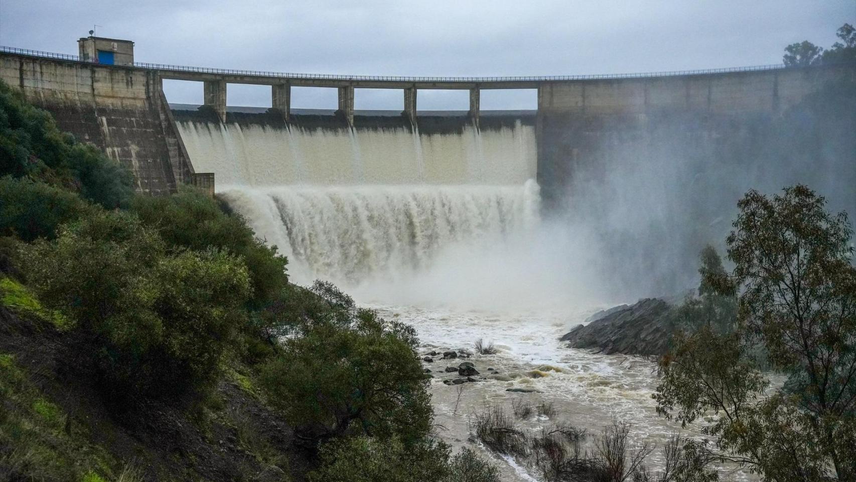 Imagen de la presa del Gergal desembalsando.