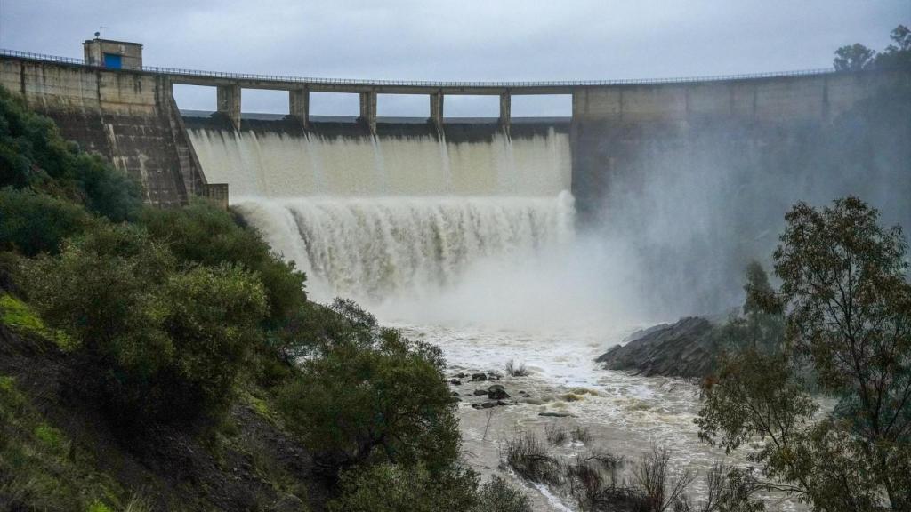 Imagen de la presa del Gergal desembalsando.