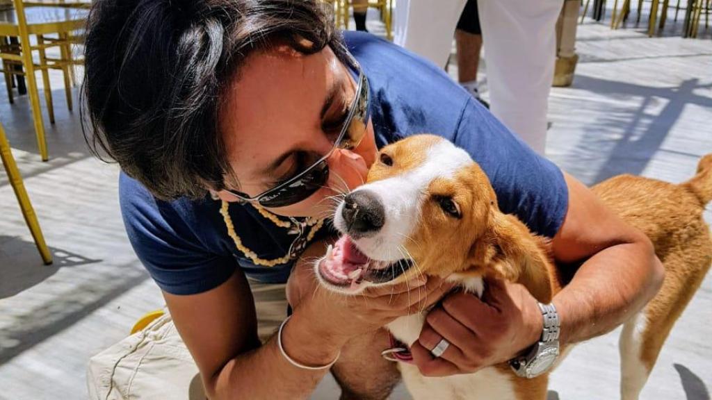 Ali Izddin con su perro.