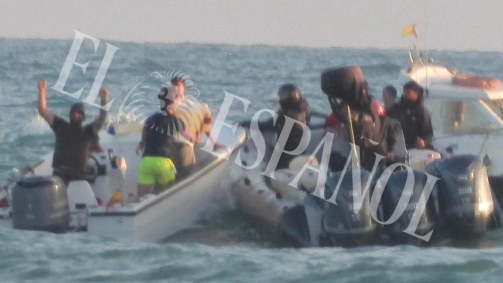 Una organización de narcos realizando un repostaje de combustible en altamar.