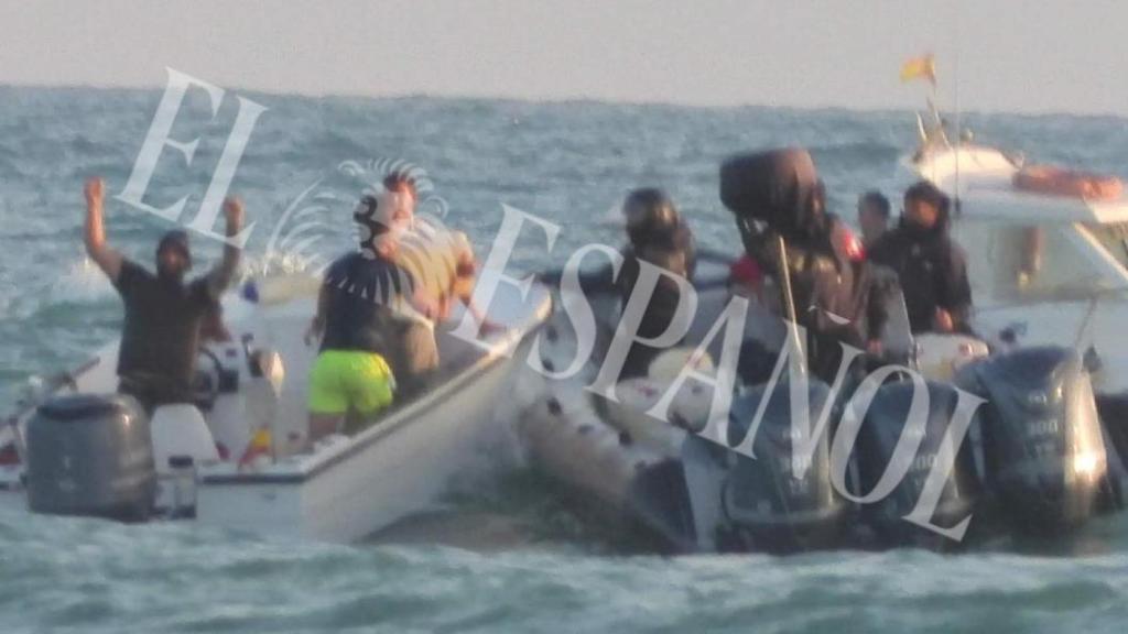 Una organización de narcos realizando un repostaje de combustible en altamar.