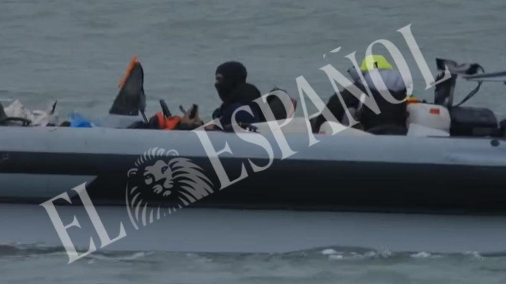 El piloto de una 'goma' con un pasamontañas para ocultar su rostro.