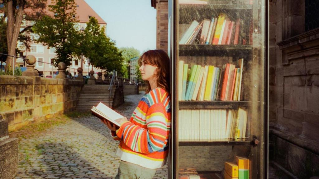 Imagen de archivo de una joven leyendo.