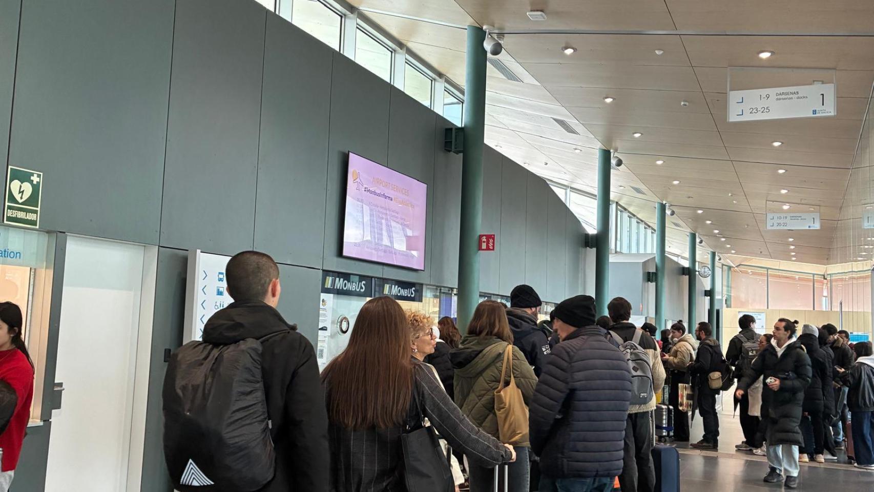 Cola en el punto de atención al cliente de la estación de autobuses de Santiago
