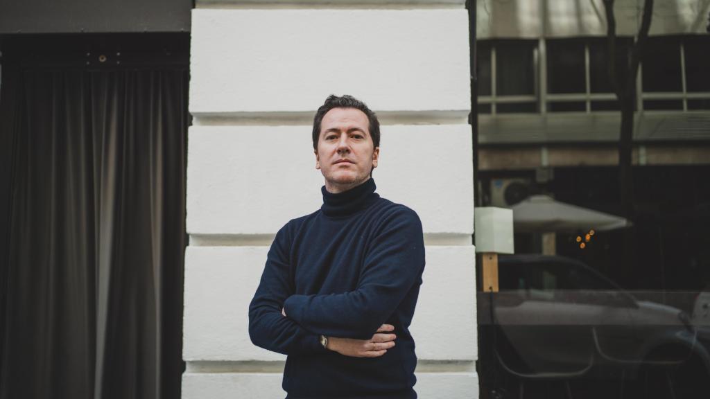 Alberto de Luna en la entrada de su restaurante Bākkō.