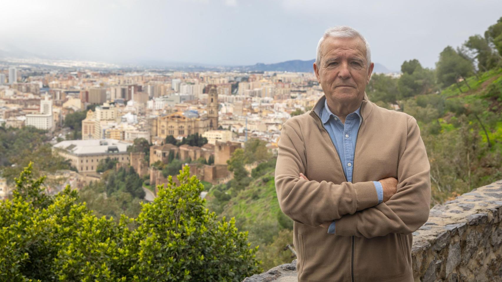 Francisco Gutiérrez posa en el Parador de Gibralfaro, con las vistas de Málaga de fondo.