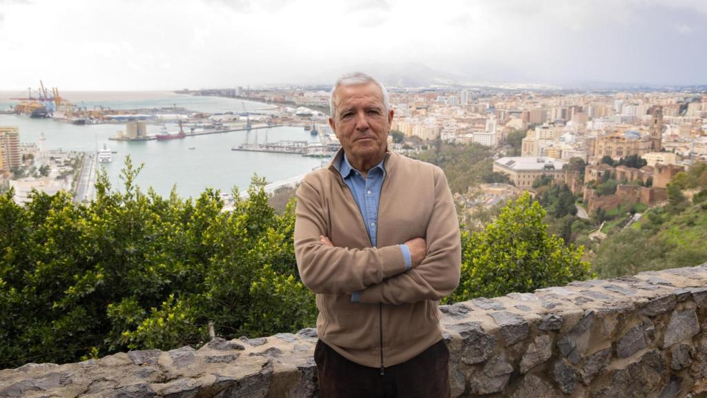 'Guti', con el puerto de Málaga al fondo.