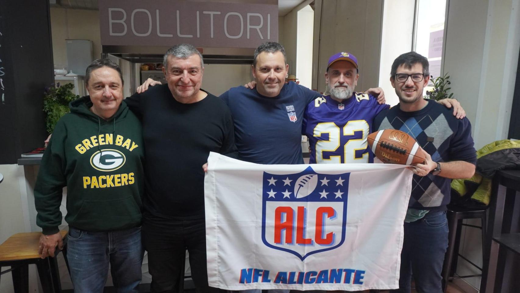 En el centro, Héctor Frías, presidente de NFL Alicante, junto a socios de la asociación.