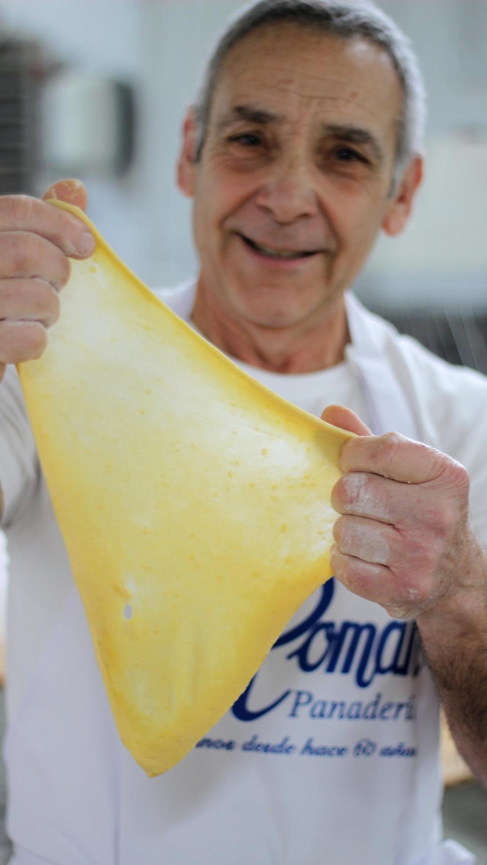 Román estirando la masa