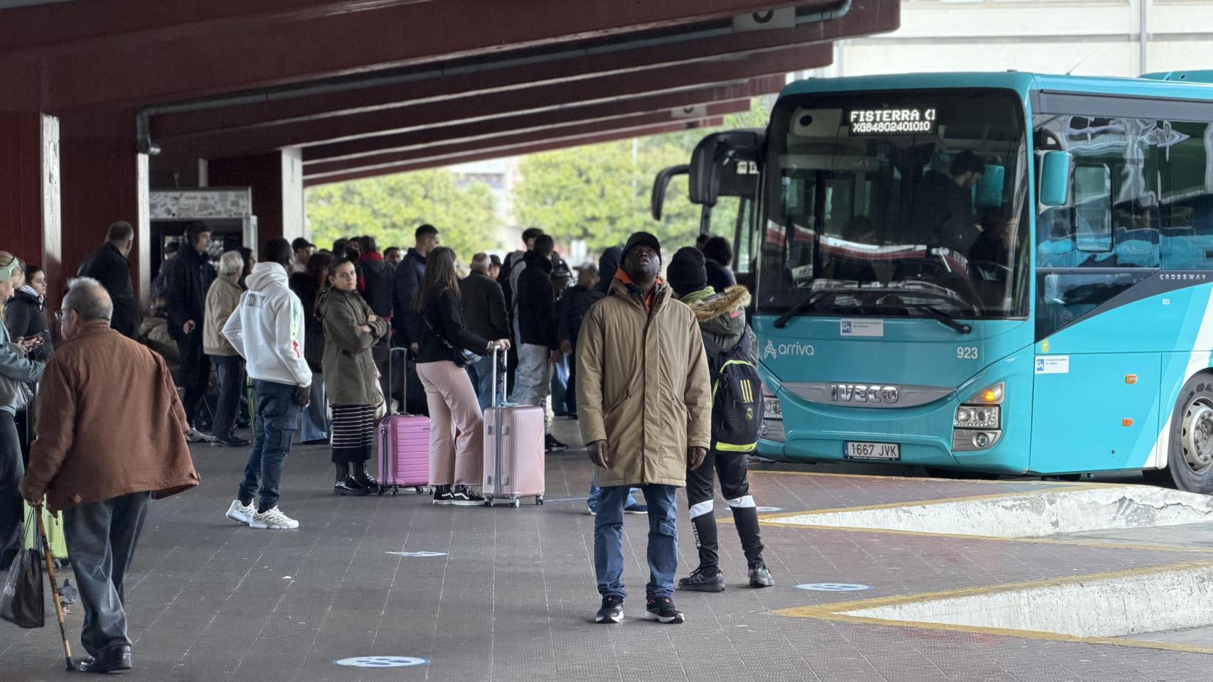 Dársena de salidas en la estación de autobuses de A Coruña, este viernes de cancelación de trenes a Vigo.
