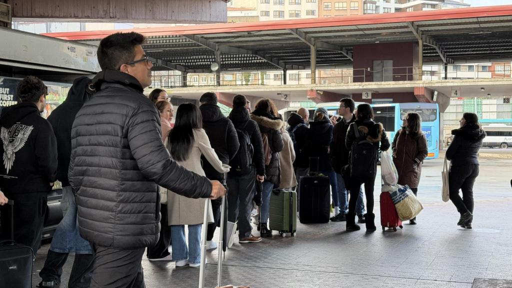 Cola en A Coruña para el autobús con destino a Pontevedra o Vigo este viernes.